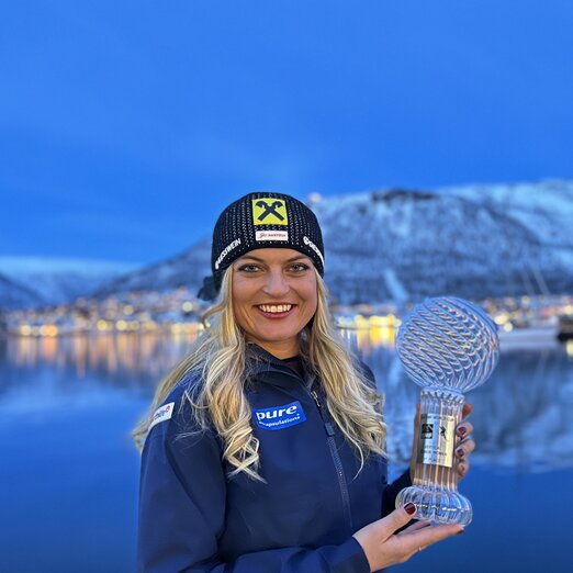 Sarah Dreier mit der Vertical Kristallkugel | © Ski Austria / Weigl