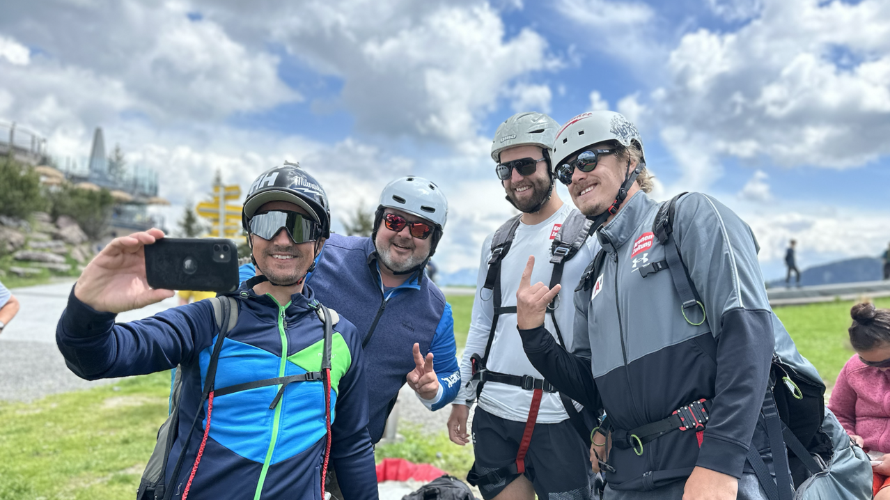 Mit dem Paraglider ging es für Marco Schwarz und Manuel Feller wieder nach unten.  | © Ski Austria / Schrammel