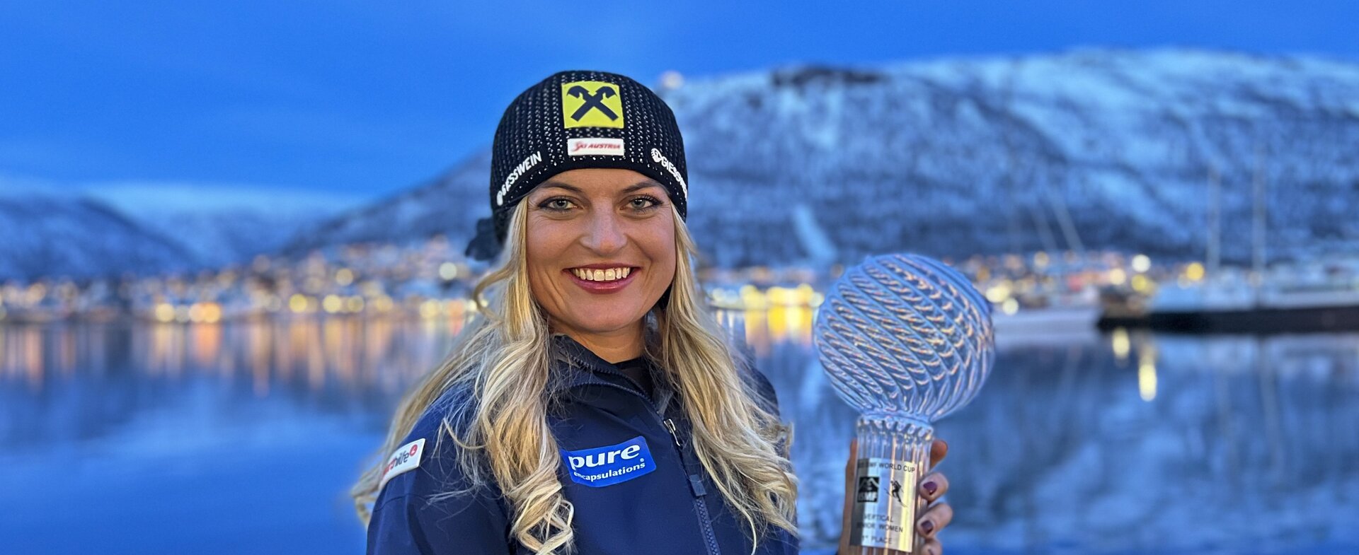 Sarah Dreier mit der Vertical Kristallkugel | © Ski Austria / Weigl