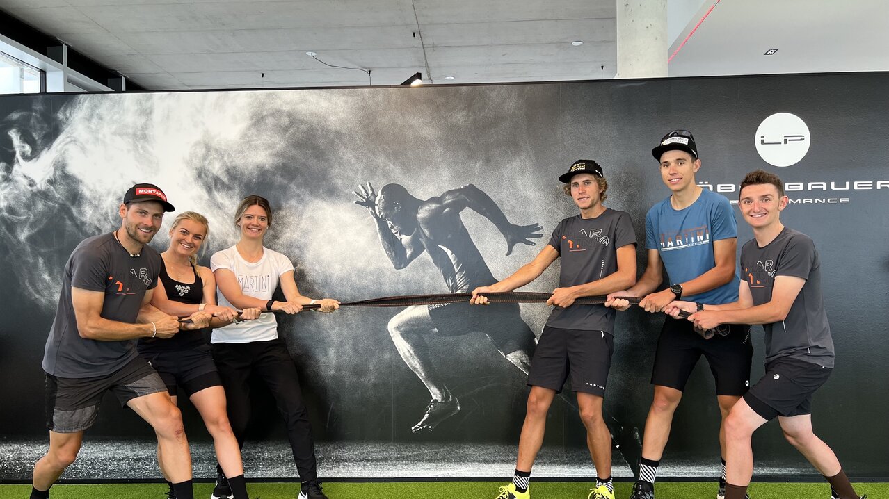 Team-Physiotherapeutin Stephanie Krepper beim Krafttraining mit den Skibergsteiger:innen | © Bild Ski Austria / Weigl