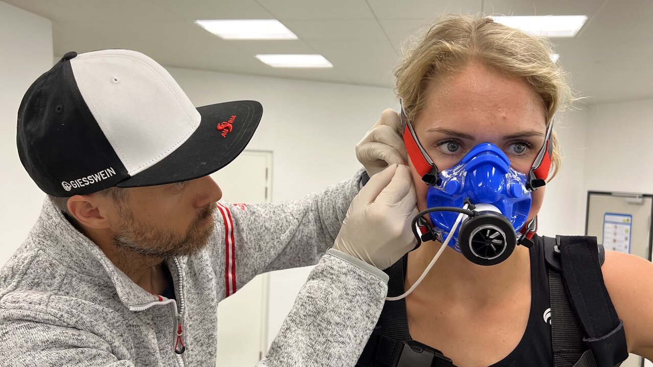 Intensives Screening: Nationaltrainer Matthias Gumpenberger mit Johanna Hiemer | © Ski Austria / Weigl